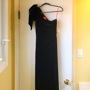 Monique Lhuillier Size 2 Black Gown